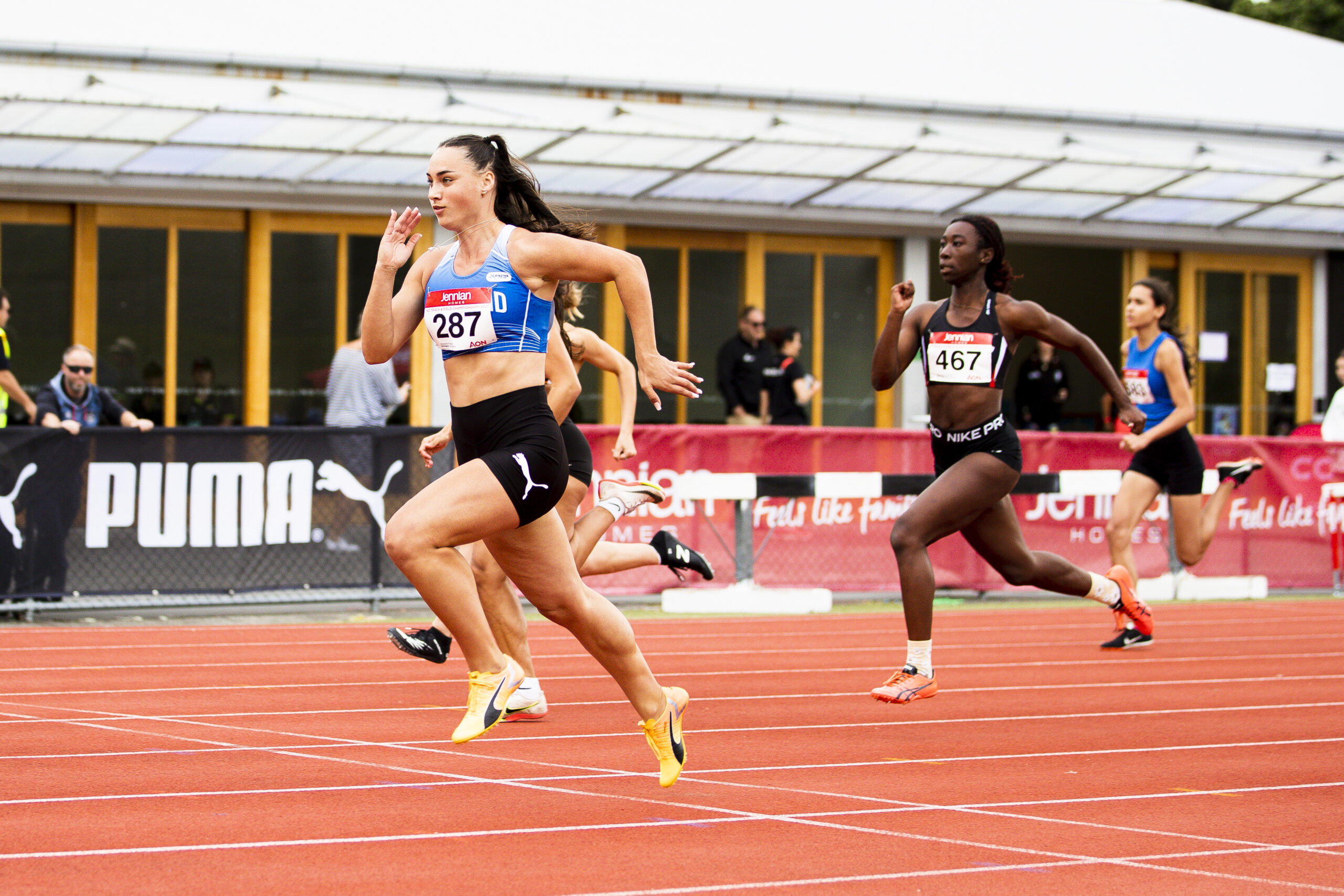 特别是在比 特别是在比